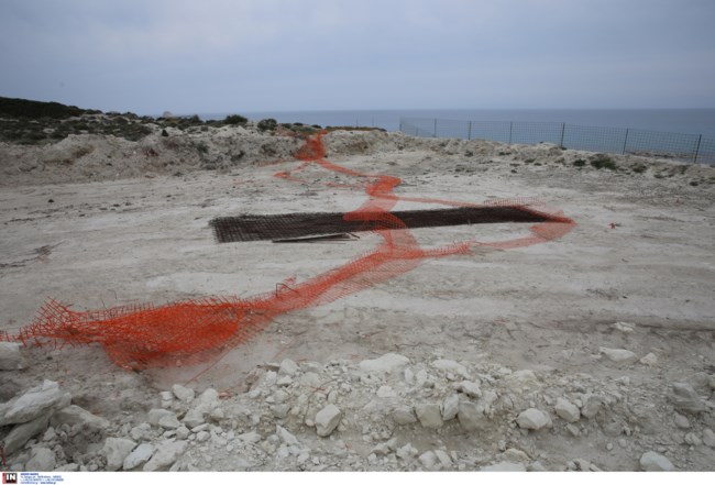 Σοβαρή καταστροφή στους βράχους του Σαρακήνικου στην Μήλο – Εικόνες ντροπής μετά το «πάγωμα» των εργασιών