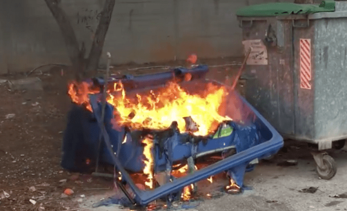 Θεσσαλονίκη: Έξι κάδοι τυλίχθηκαν στις φλόγες μέσα σε δύο ώρες – Εξετάζεται το ενδεχόμενο εμπρησμού