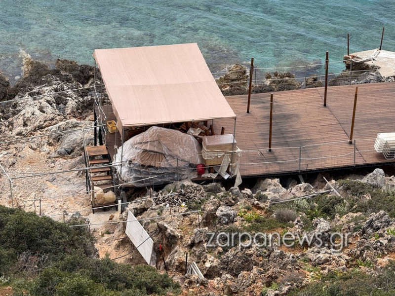 Κρήτη: Στήνουν εξέδρα για beach bar πάνω σε βράχια, σε περιοχή Natura στα Χανιά