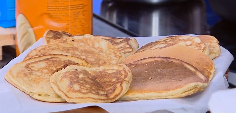 Συνταγή για pancakes με αυγά, μπέικον και σιρόπι σφενδάμου