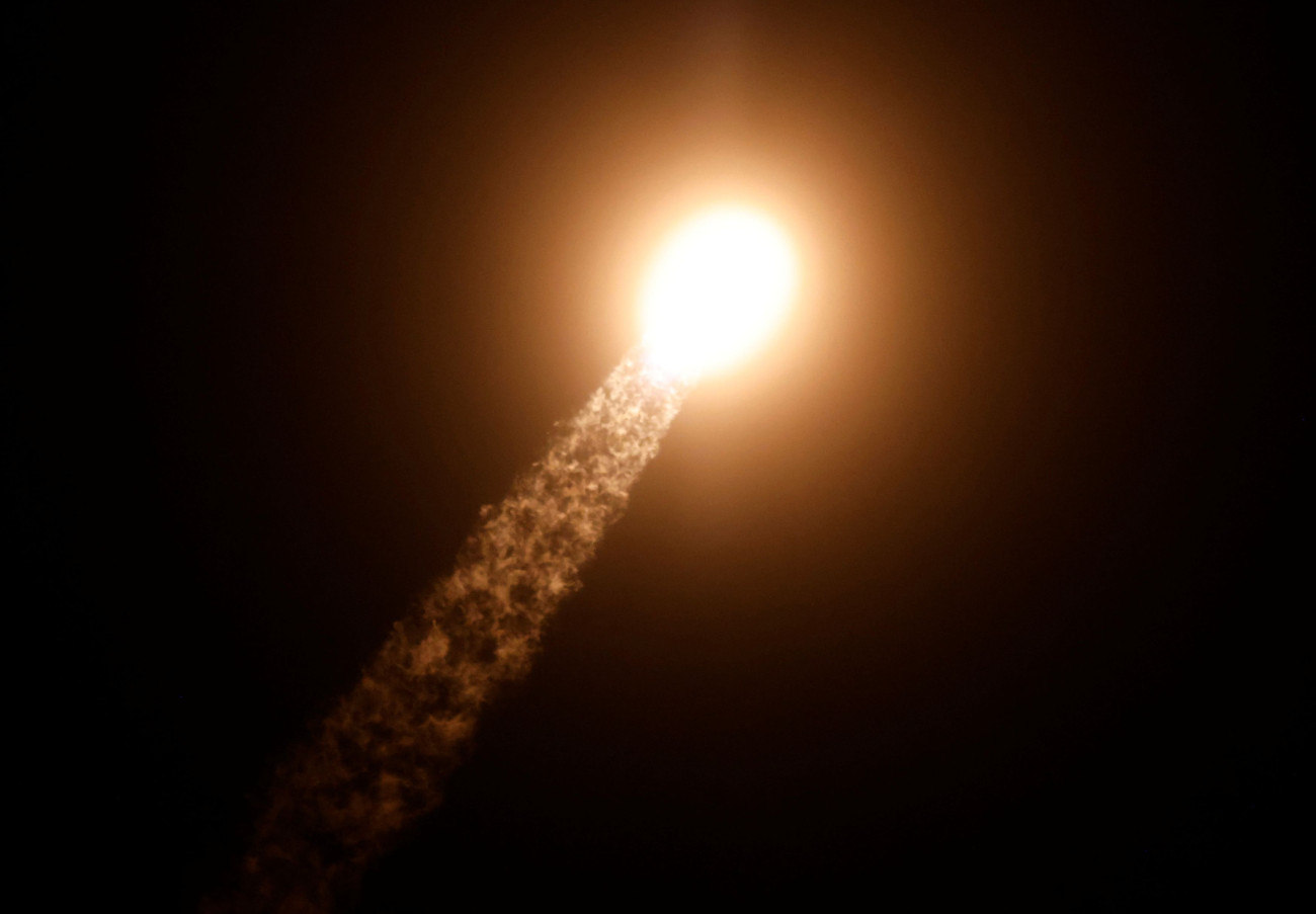 Απογειώθηκε το σκάφος της SpaceX που μεταφέρει τους πρώτους ανθρώπους πάνω από τους γεωγραφικούς πόλους