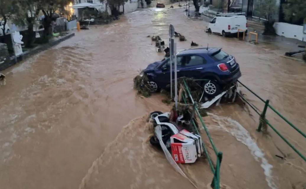 Πάρος και Μύκονος: Πλημμύρες και πολιτική ανεπάρκεια