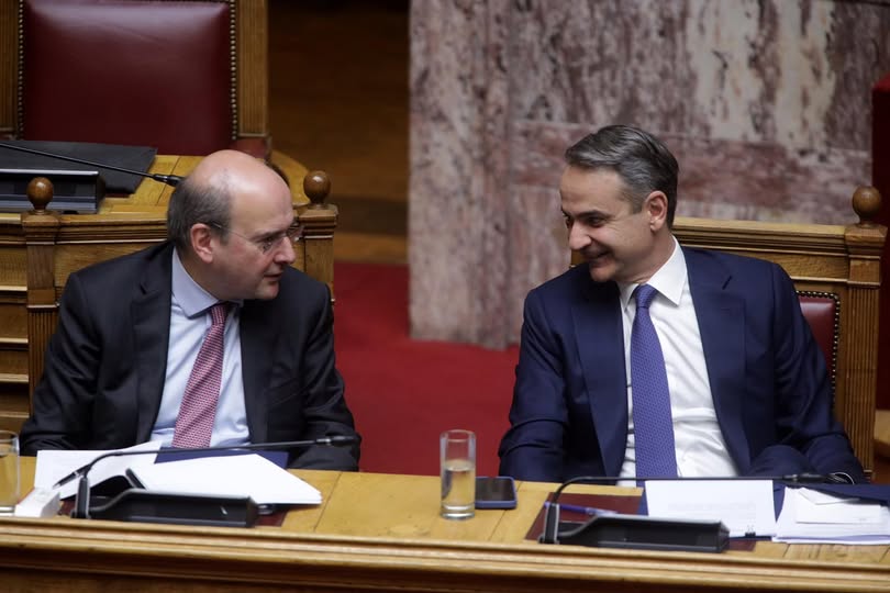 Η κυβέρνηση υπό πίεση και ο Χατζηδάκης σε ρόλο ανασυγκροτητή