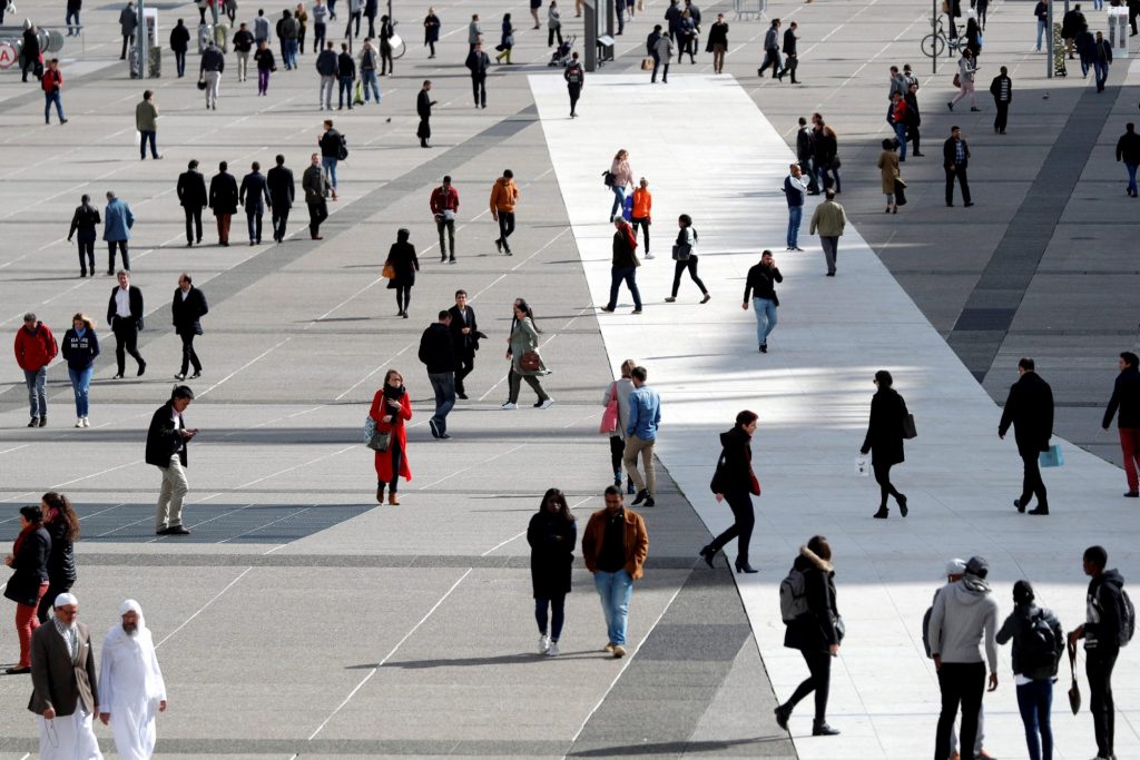 Η ανεργία στην Ελλάδα πέφτει στο 8,6% τον Φεβρουάριο