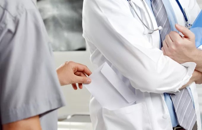 Συλλήψεις στη Θεσσαλονίκη: Γιατρός κατηγορείται για δωροληψία ύψους 300 ευρώ