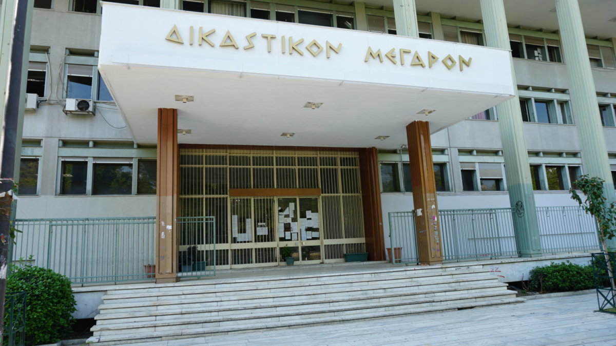 Ελεύθερη μετά την απολογία της η διευθύντρια της Διεύθυνσης Σιδηροδρομικών Μεταφορών