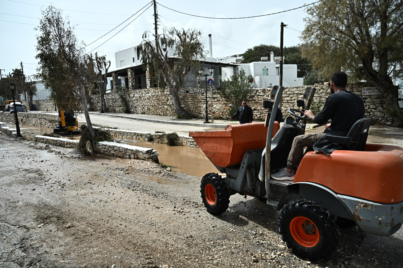 Κυκλάδες: Ζημιές και καταστροφές από τη σφοδρή κακοκαιρία στην Πάρο και τη Μύκονο