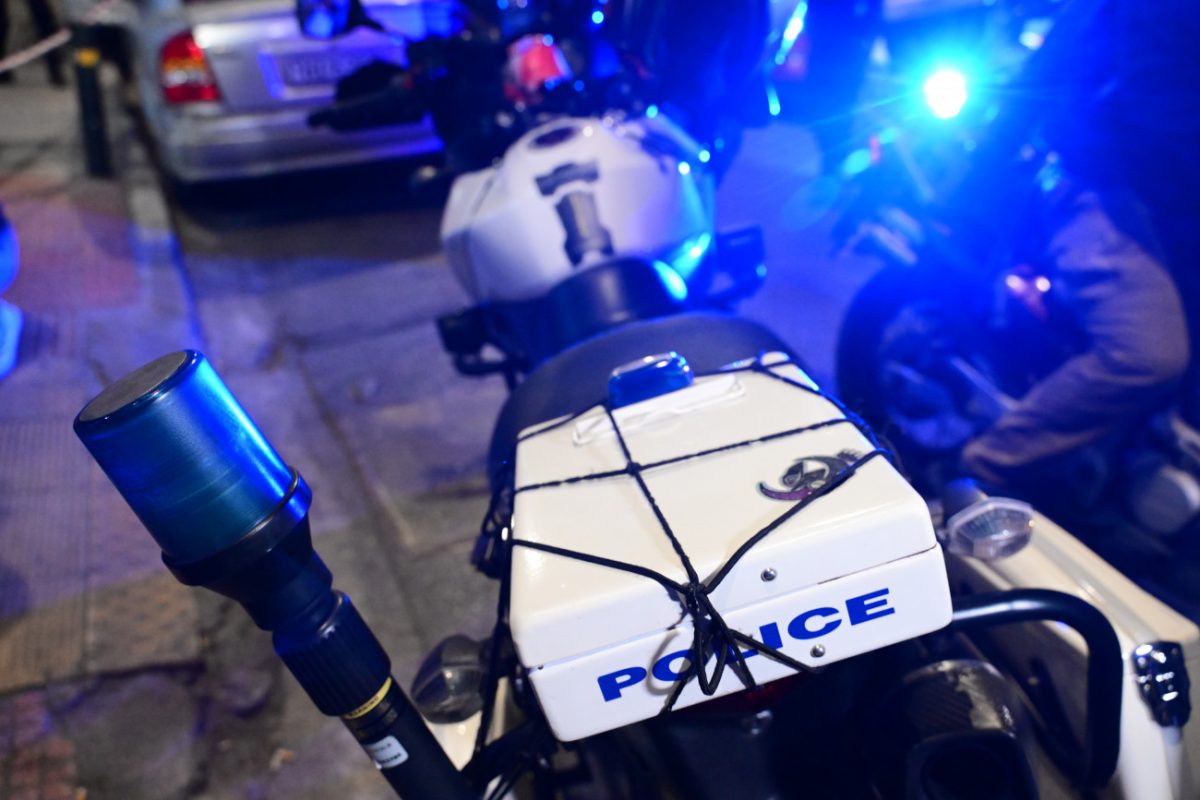 Αττική: Σύλληψη δύο ατόμων μετά από συμπλοκή με αστυνομικούς έξω από νυχτερινό κέντρο στο Μπουρνάζι