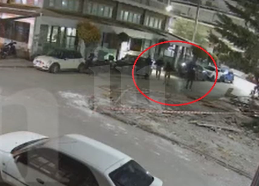 Συναγερμός στο Μπουρνάζι: Στο φως βίντεο από τη σύλληψη δύο νεαρών που απείλησαν αστυνομικούς με όπλο