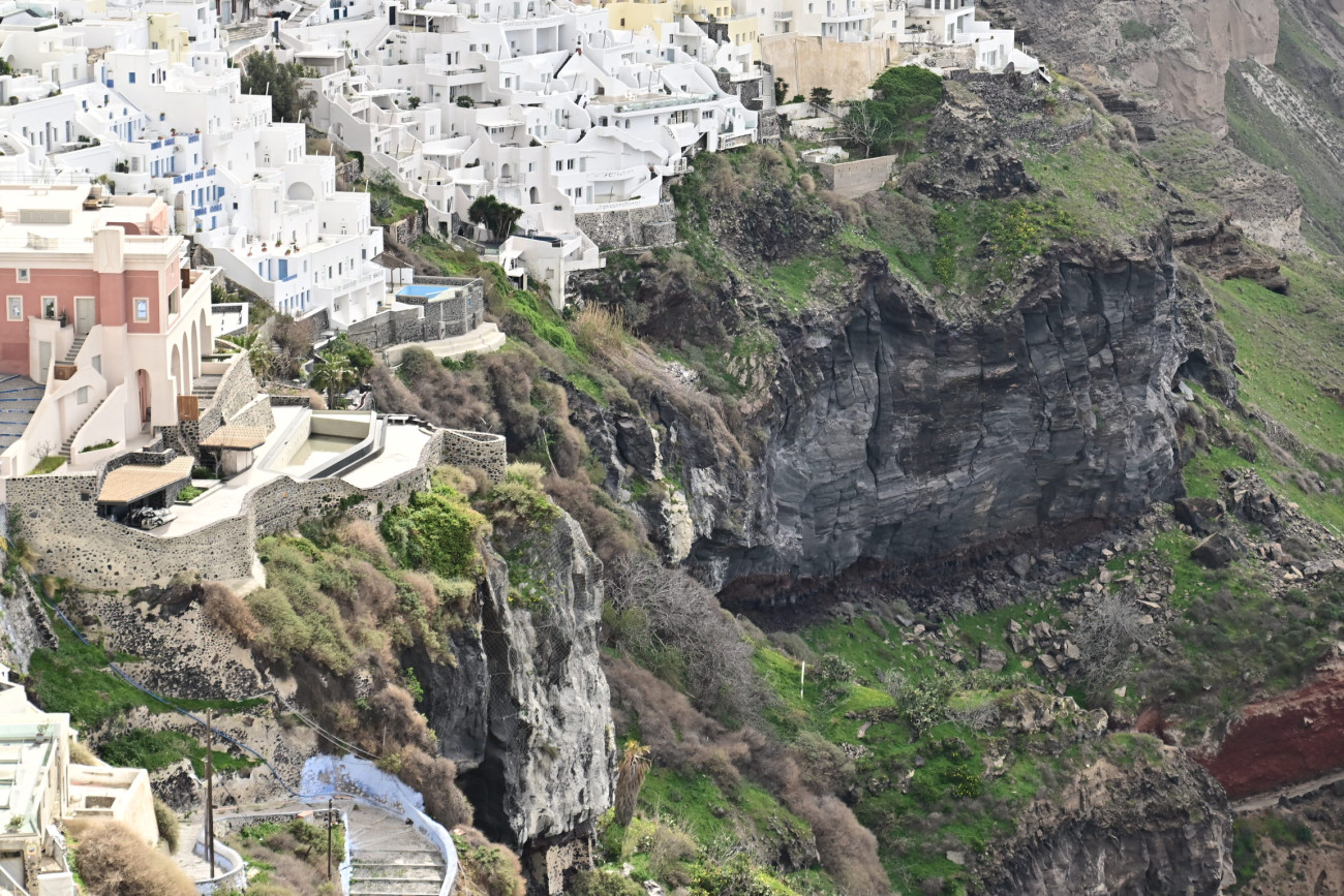 Σημαντική σεισμική δραστηριότητα στη Σαντορίνη: 25.000 σεισμοί σε έναν μήνα και οι ευεργετικές βροχές