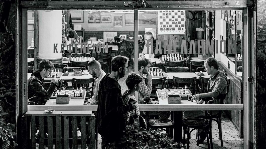 Πανελλήνιον: Το ντοκιμαντέρ που αποτυπώνει τη μοναδική ζωή στο σκακιστικό καφενείο της Αθήνας