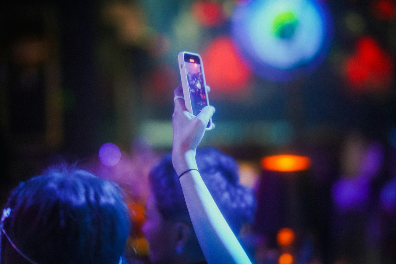 Η γενιά Ζ αλλάζει την κουλτούρα του clubbing: Η εποχή των κινητών και των social media