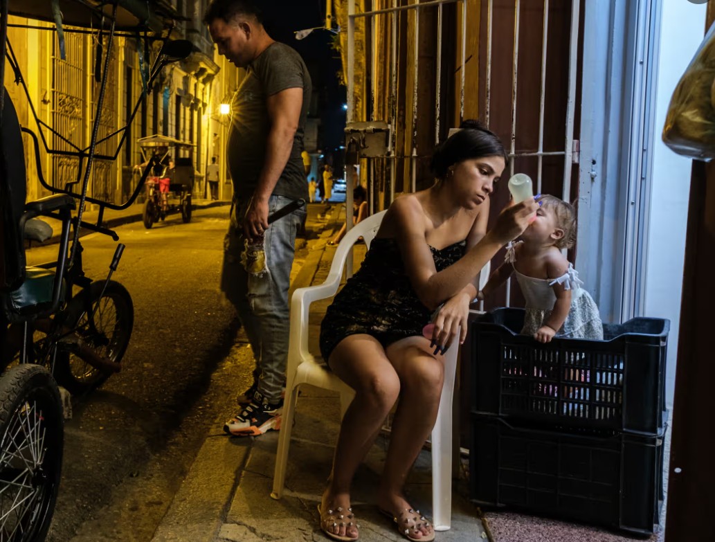 Στην Κούβα, οι δρόμοι γίνονται σαλόνια και τα καφάσια κούνιες