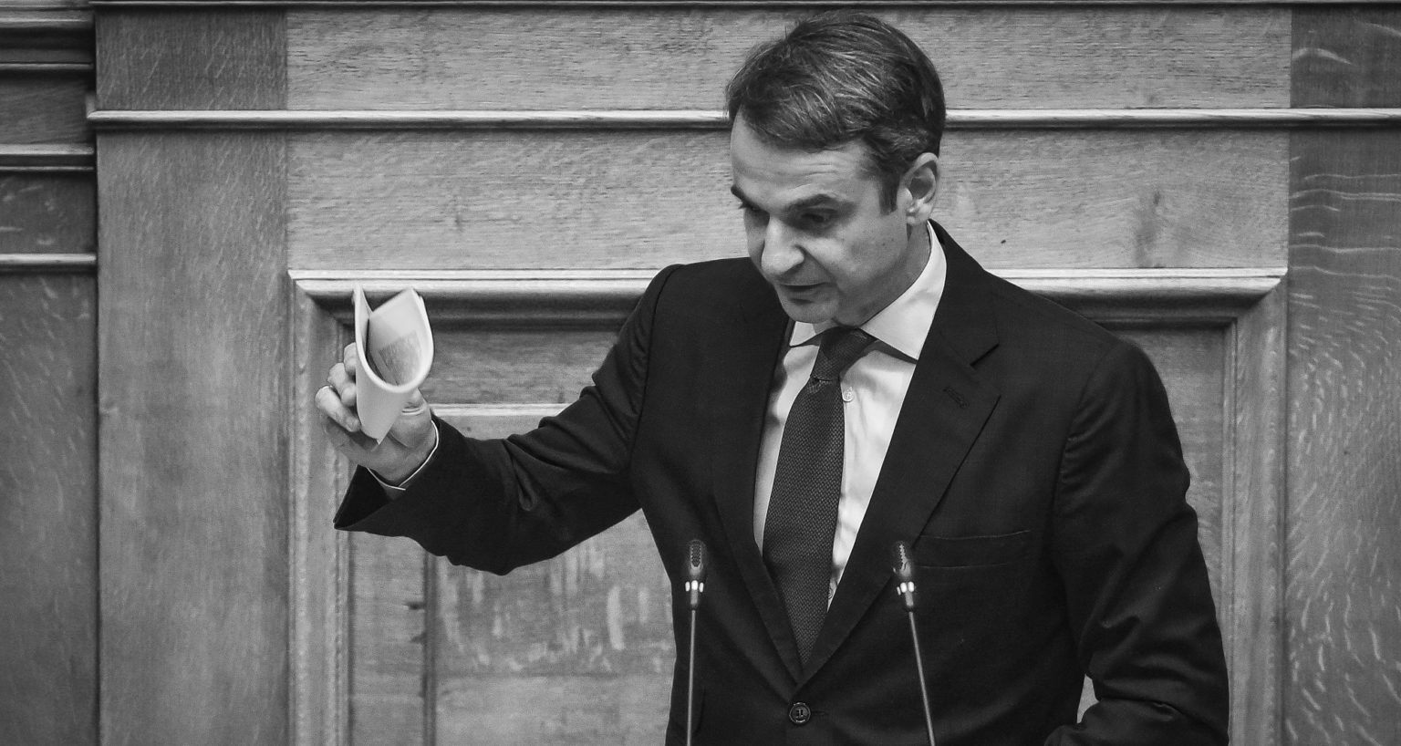 Ρωτώντας τους βουλευτές: Ο πρωθυπουργός Κυριάκος Μητσοτάκης στη Βουλή