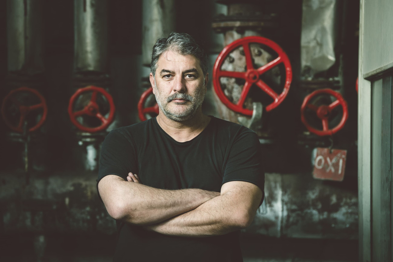Ο Βασίλης Μπισμπίκης επιστρέφει με νέα θεατρική στέγη στις Κλωσταί Πεταλούδα-Μουζάκης
