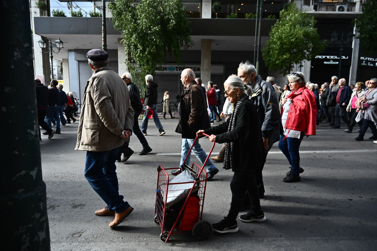 Συνταξιούχοι: Πάσχα χωρίς σύνταξη και η μέση σύνταξη γήρατος στα 840 ευρώ