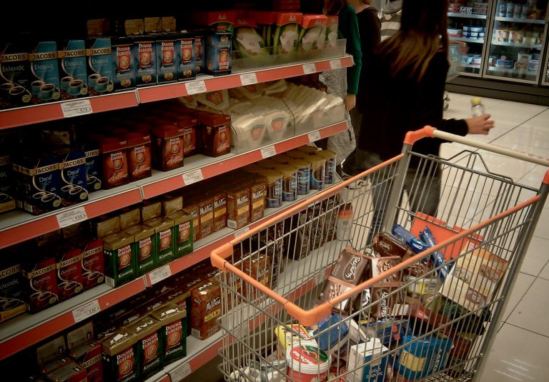 Πάλη κατά του πληθωρισμού: Οι αυξήσεις στις τιμές πλήττουν τους μισθούς και την καθημερινότητα