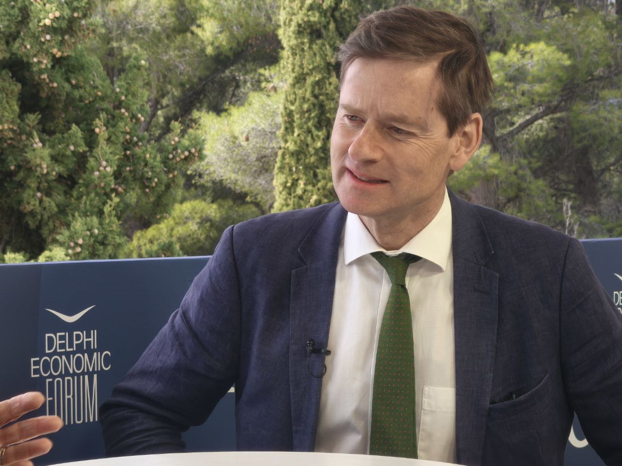 Οικονομικό Φόρουμ Δελφών X 2025 – Ο δημοσιογράφος του FT Άλεκ Ράσελ συζητά για την Ουκρανία, τον λαϊκισμό και τον Τραμπ