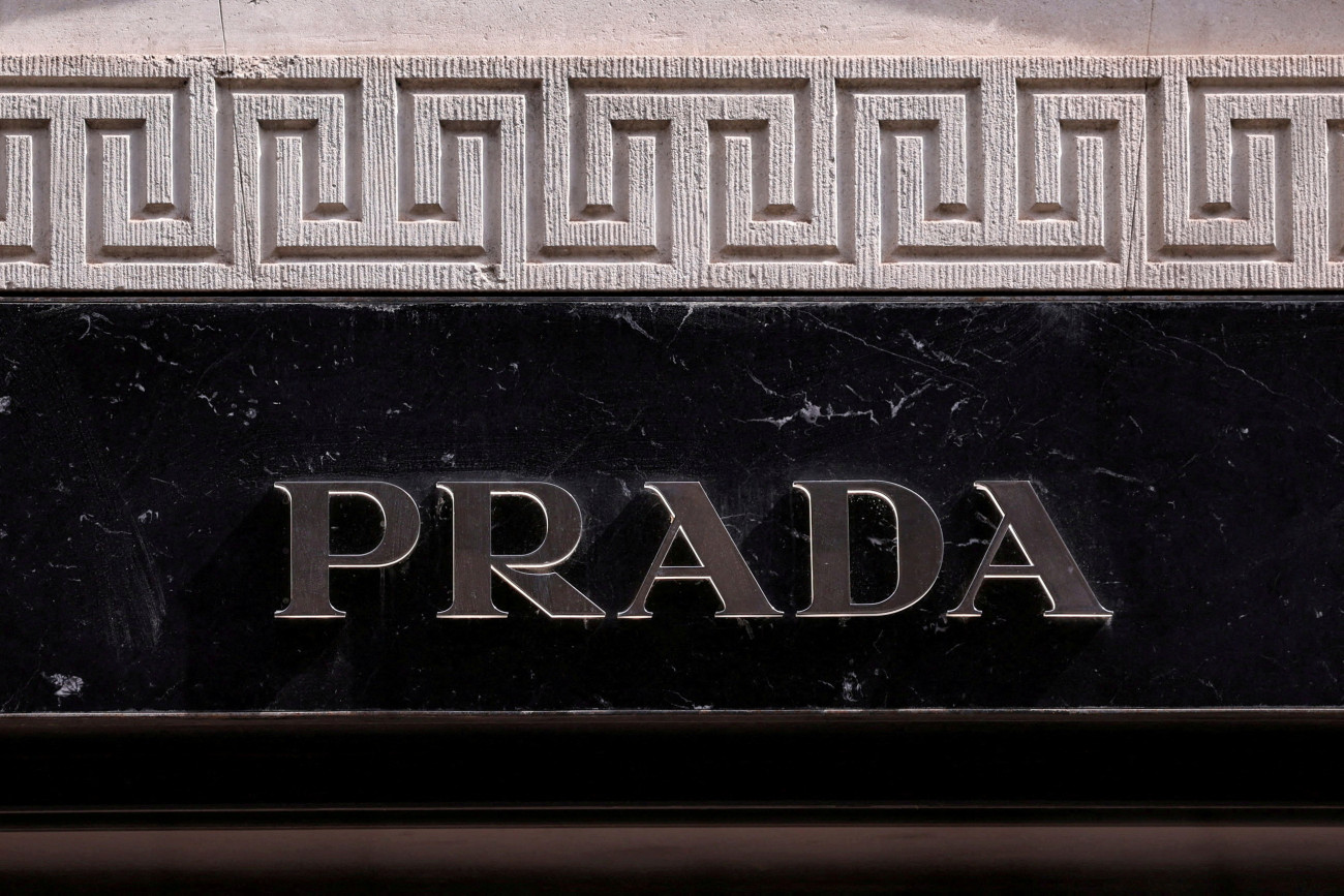 Prada: Εξαγορά του οίκου Versace για 1,38 δισ. δολάρια παρά τις προκλήσεις της αγοράς
