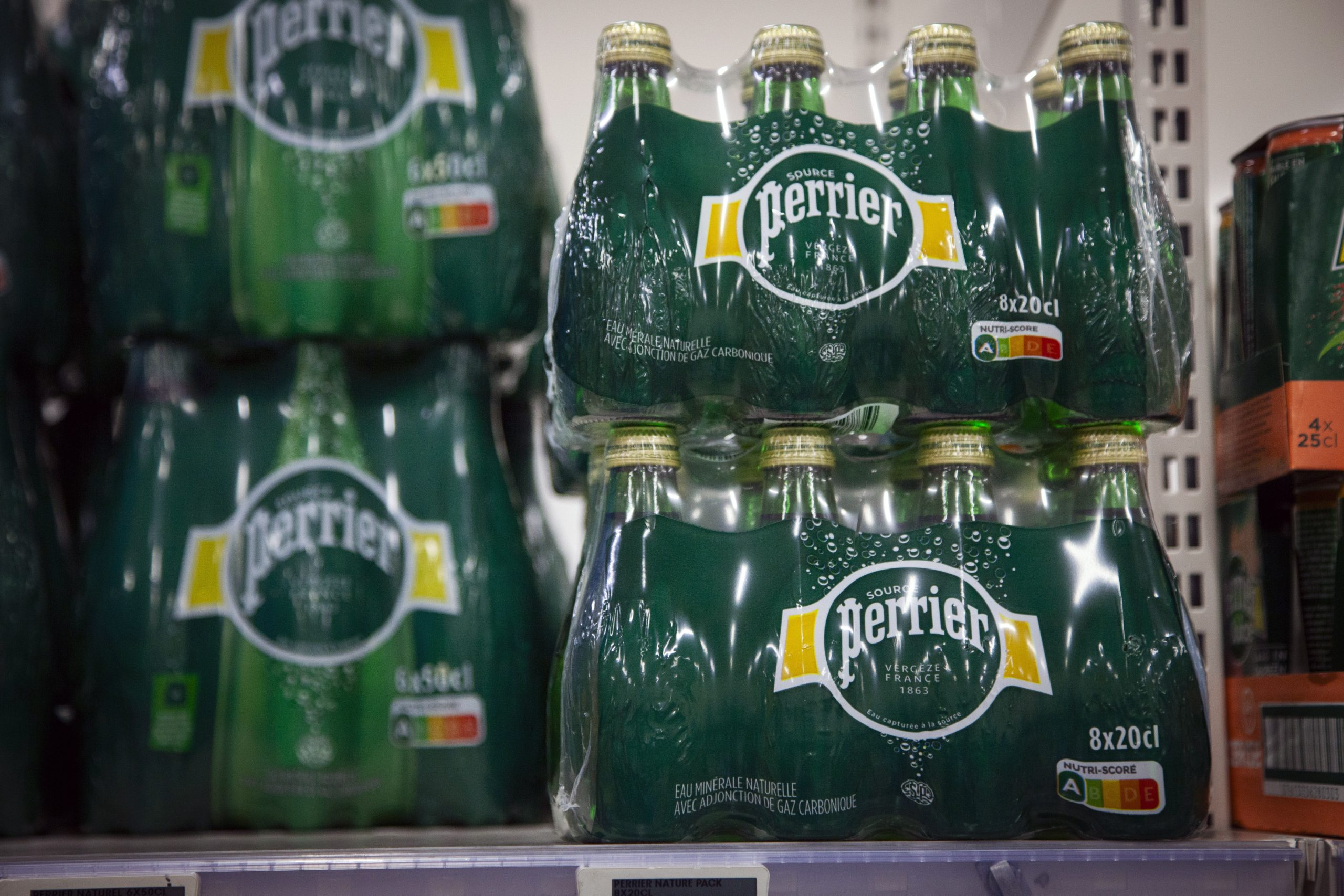 Nestlé: Οι προκλήσεις που ενδέχεται να οδηγήσουν στη διακοπή πώλησης του Perrier ως μεταλλικό νερό