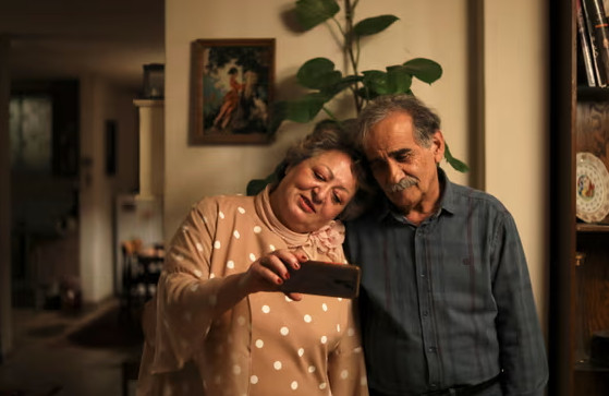 Ιράν: Σκηνές από βραβευμένη ταινία οδηγούν σε φυλάκιση σκηνοθετών λόγω απουσίας μαντίλας