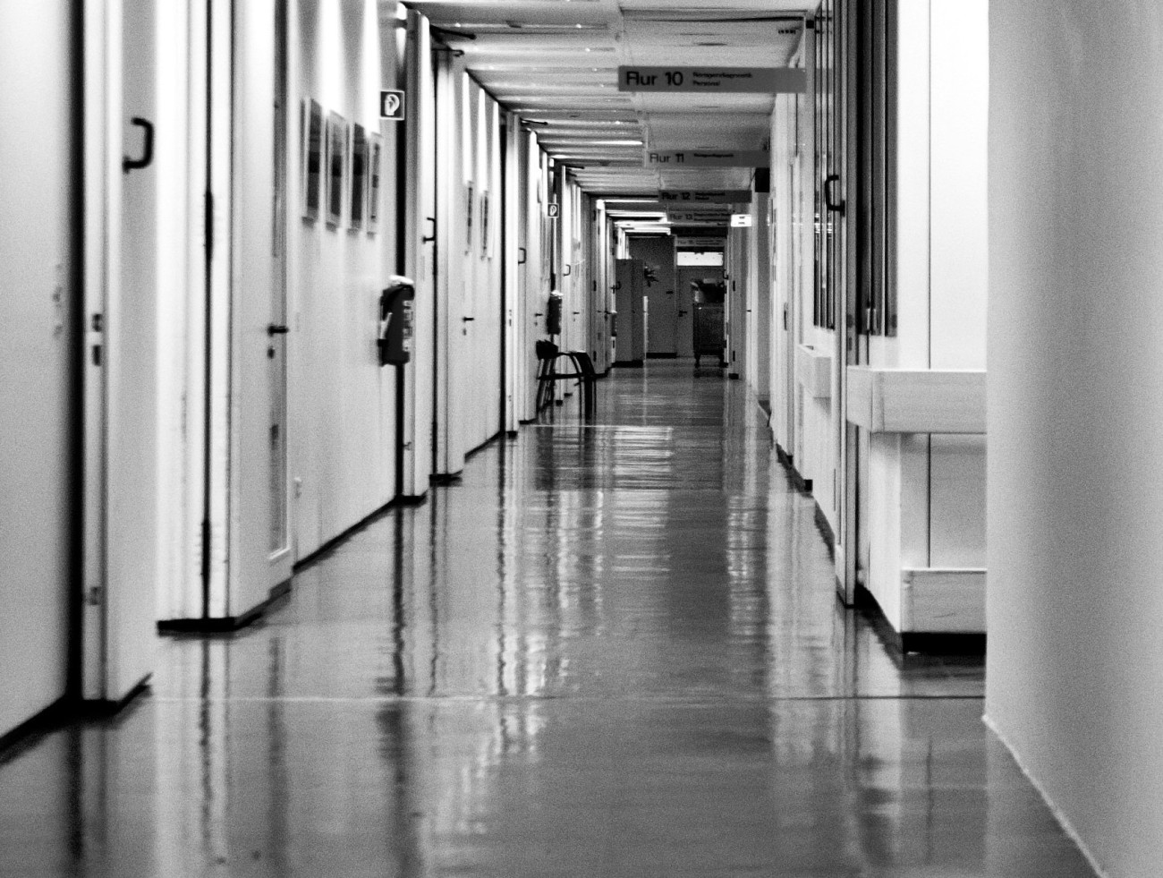 Θεσσαλονίκη: Περιοριστικοί όροι για τέσσερις συλληφθέντες της υπόθεσης χρηματισμού στην Ιατροδικαστική Υπηρεσία