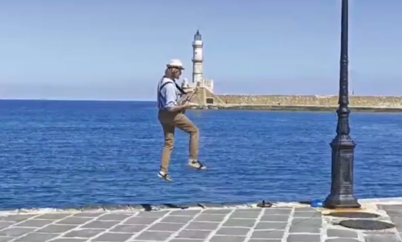 Χανιά: Καλλιτέχνης ακροβάτης μαγεύει με μουσική σε τεντωμένο σκοινί