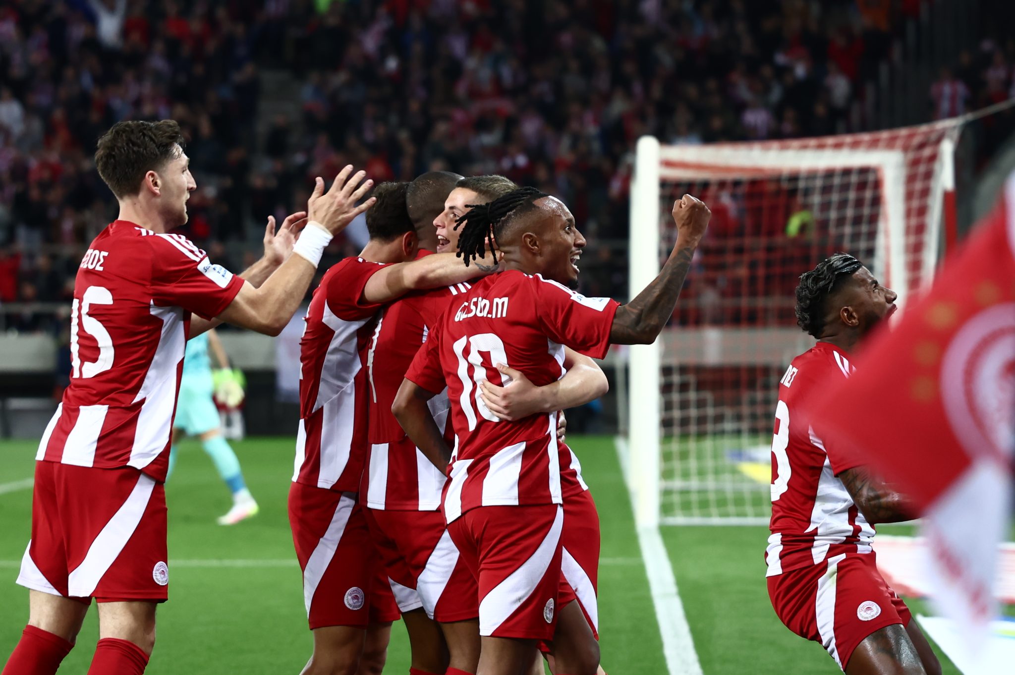 Super League: Αποφασιστική νίκη του Ολυμπιακού στην κούρσα των playoffs