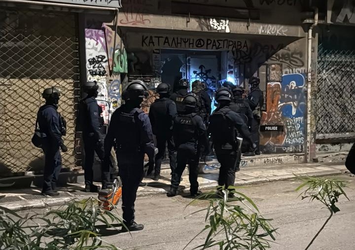Αστυνομική επιχείρηση στην κατάληψη Ρασπράβα στα Εξάρχεια