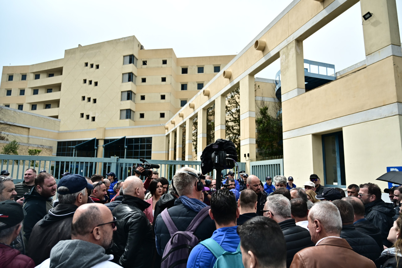 Δυναμική κινητοποίηση από τους οδηγούς ταξί έξω από το υπουργείο Μεταφορών [video]