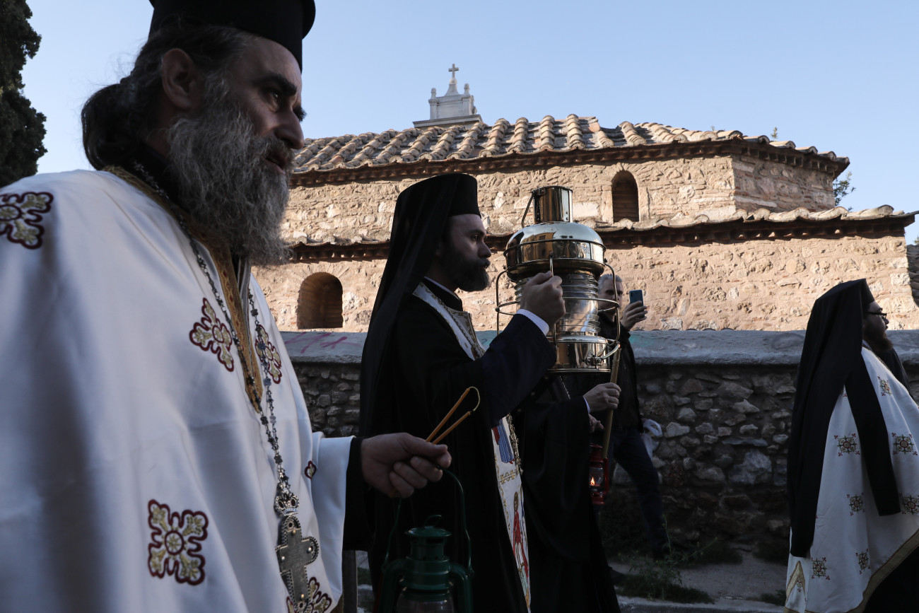 Πάσχα 2025: Η μεταφορά του Αγίου Φωτός σε κάθε γωνιά της Ελλάδας