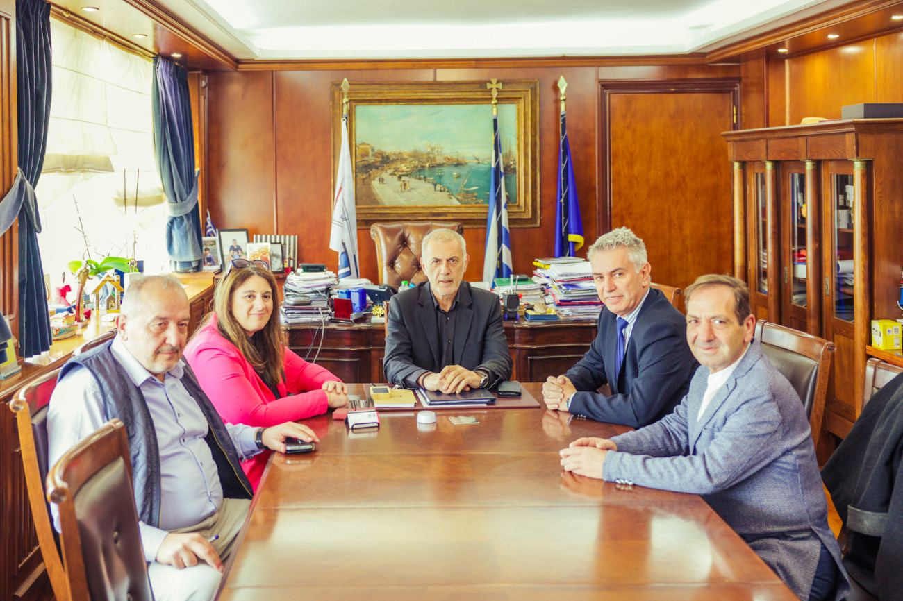 Συνάντηση του Δημάρχου Πειραιά Γιάννη Μώραλη με τον νέο πρόεδρο και τα μέλη του Δημοτικού Συμβουλίου Νέων