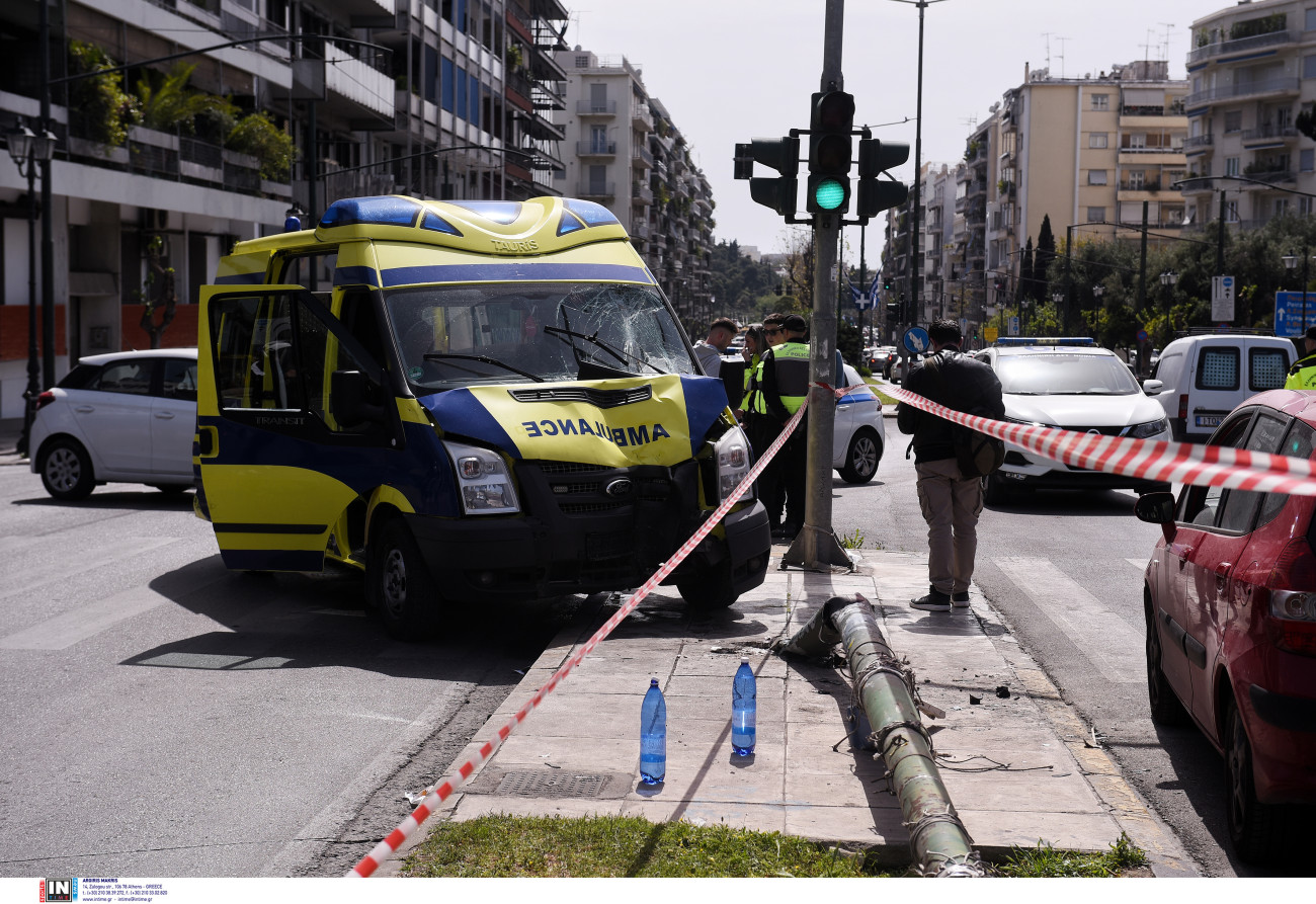 Τροχαίο με ασθενοφόρο στην Αθήνα: Κρίσιμη η κατάσταση τριών ατόμων, συμπεριλαμβανομένης 78χρονης