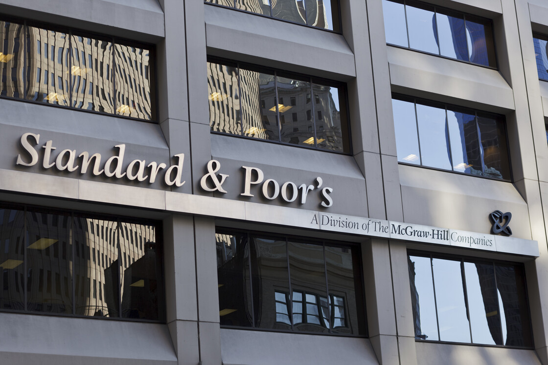 Αναβάθμιση για την Ελλάδα από την S&P – Δεύτερη θέση στην επενδυτική βαθμίδα