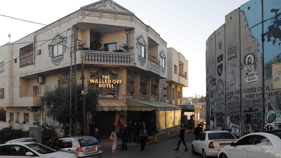 Το ξενοδοχείο Banksy στη Βηθλεέμ: Η χειρότερη θέα στον κόσμο και η πιο αληθινή πλευρά της ιστορίας
