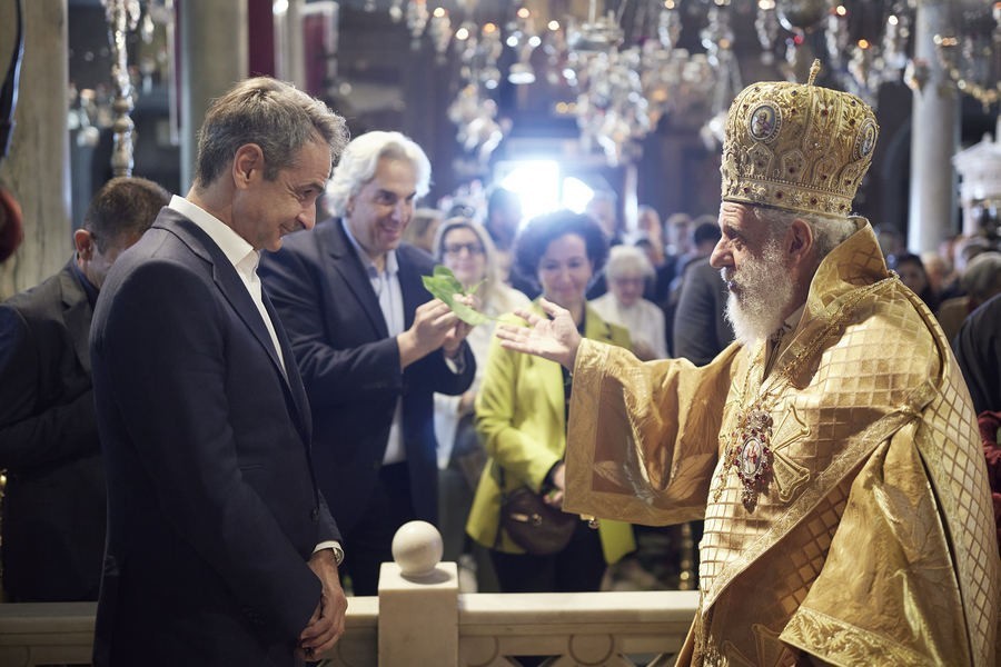 Η παρουσία του Μητσοτάκη στην πρώτη Ανάσταση στην Τήνο