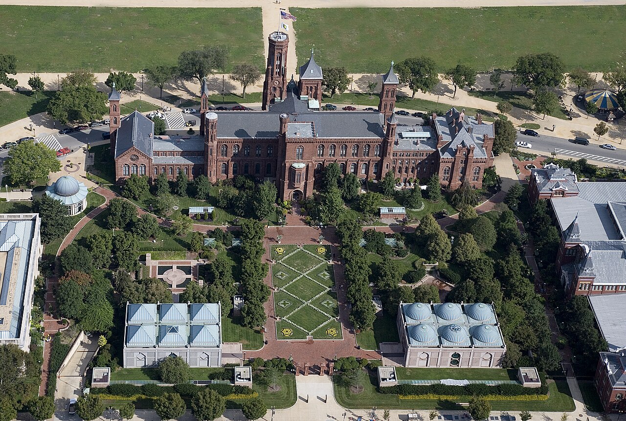 Η αναδιαμόρφωση του Smithsonian ως πράξη δειλίας και αντιπατριωτισμού: Η επιστολή των Δημοκρατικών προς τον Τζέι Ντι Βανς