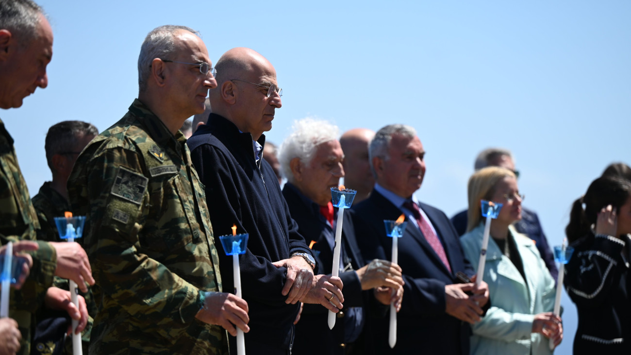 Στις Οινούσσες, ο Δένδιας αντάλλαξε ευχές με στελέχη και οπλίτες των Ενόπλων Δυνάμεων