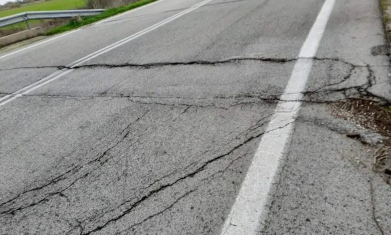 Παλλήνη: Διακοπή κυκλοφορίας στη λεωφόρο Μεγάλου Αλεξάνδρου λόγω καθίζησης του οδοστρώματος