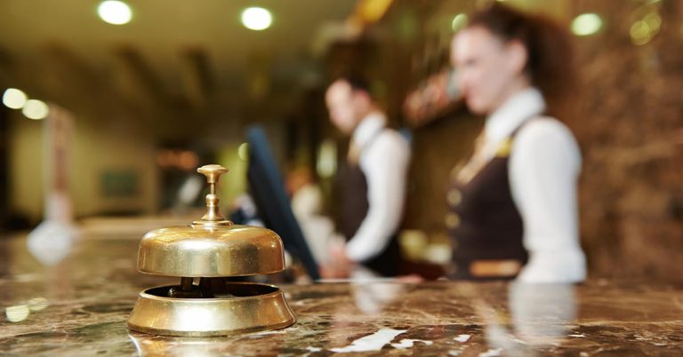Ξεκίνημα της τουριστικής σεζόν με 80.000 κενές θέσεις εργασίας