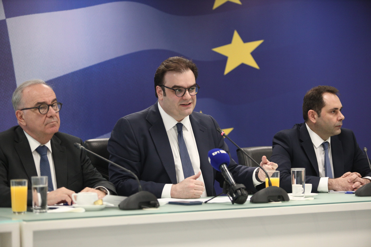 Ζωντανή παρουσίαση των μέτρων στήριξης από το οικονομικό επιτελείο