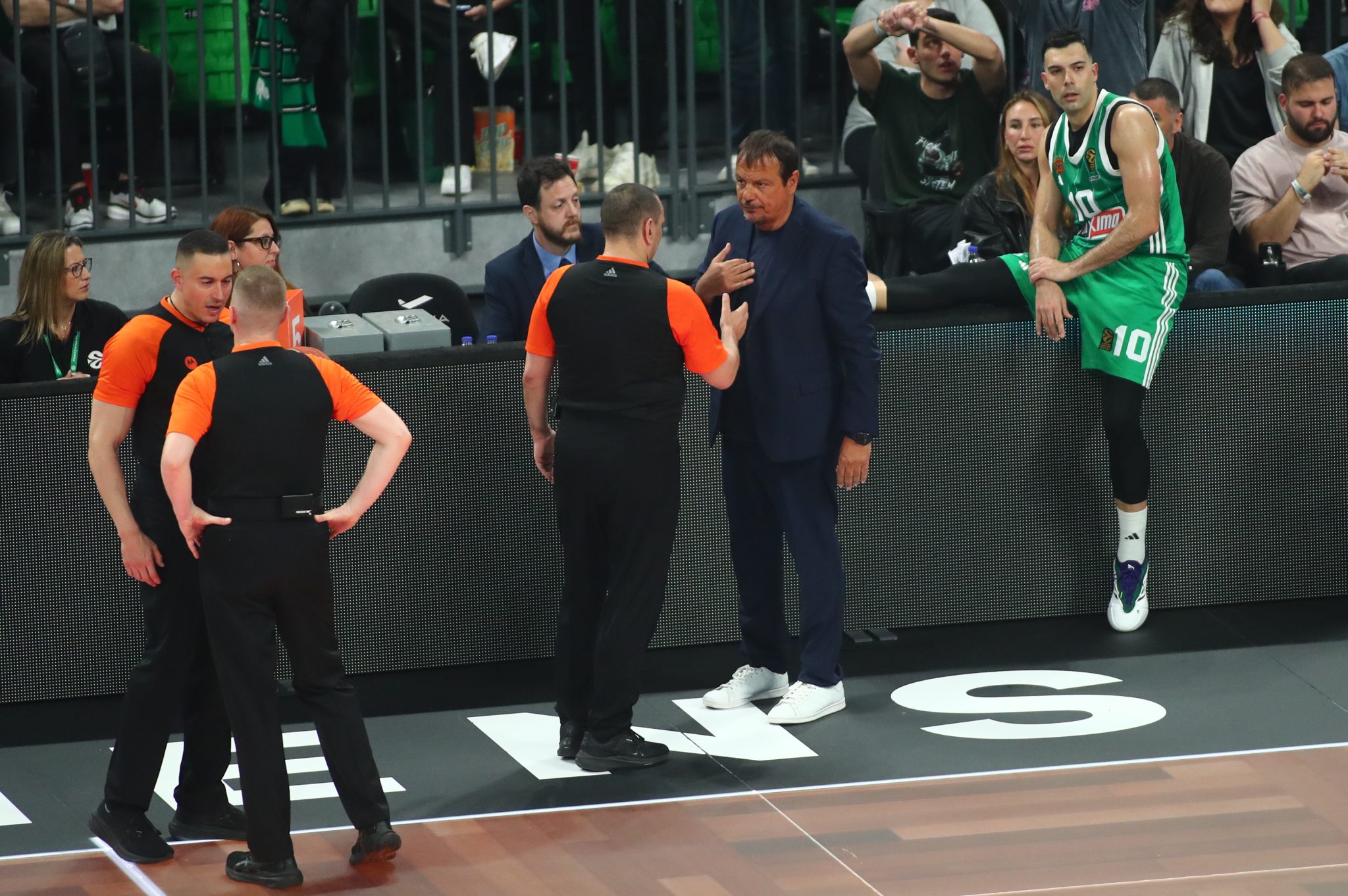 Αταμάν προς διαιτητές: Διαβάζετε τι γράφεται στο ίντερνετ και τώρα ήρθατε να σφυρίξετε εναντίον μας