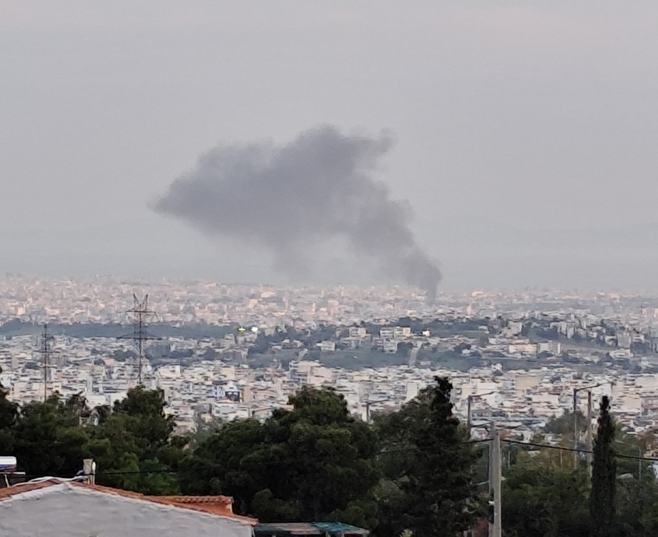 Πυρκαγιά στον Βοτανικό: Καίει απορρίμματα και ξύλα