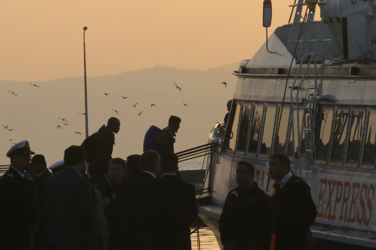 Κέντρα επαναπατρισμού: Πρέπει οι παράτυποι μετανάστες να απελαύνονται εκτός ΕΕ;