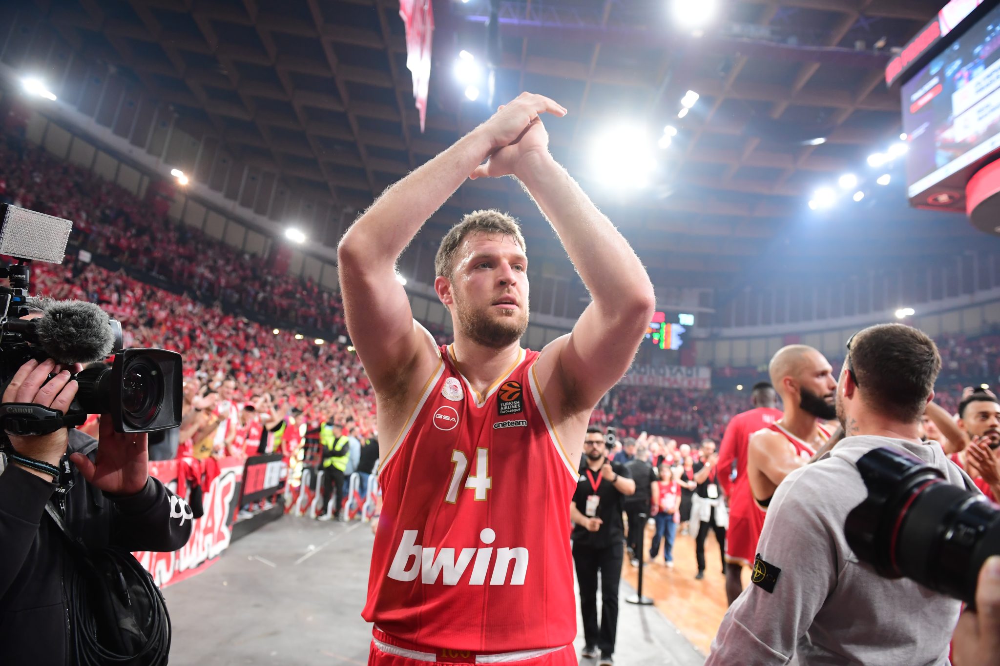 Η αντίδραση του Βεζένκοφ στις επευφημίες MVP στο ΣΕΦ