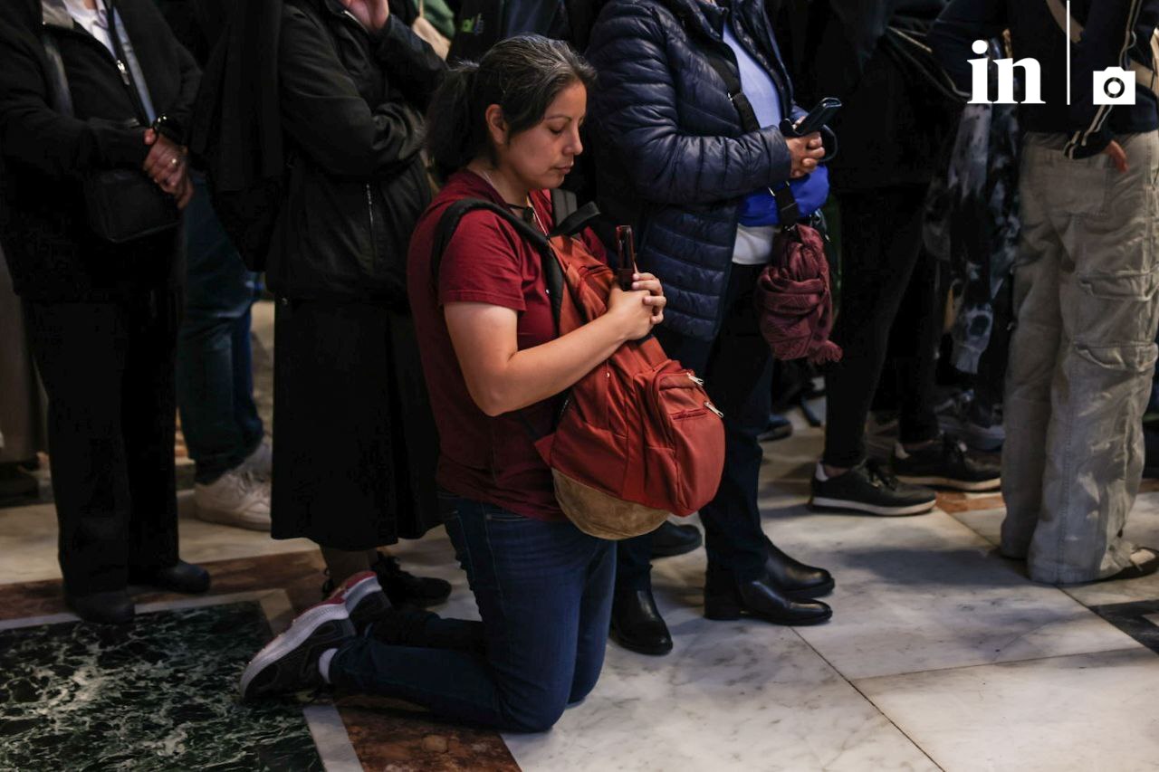 Χιλιάδες άνθρωποι περιμένουν στο Βατικανό για το τελευταίο αντίο στον Πάπα Φραγκίσκο