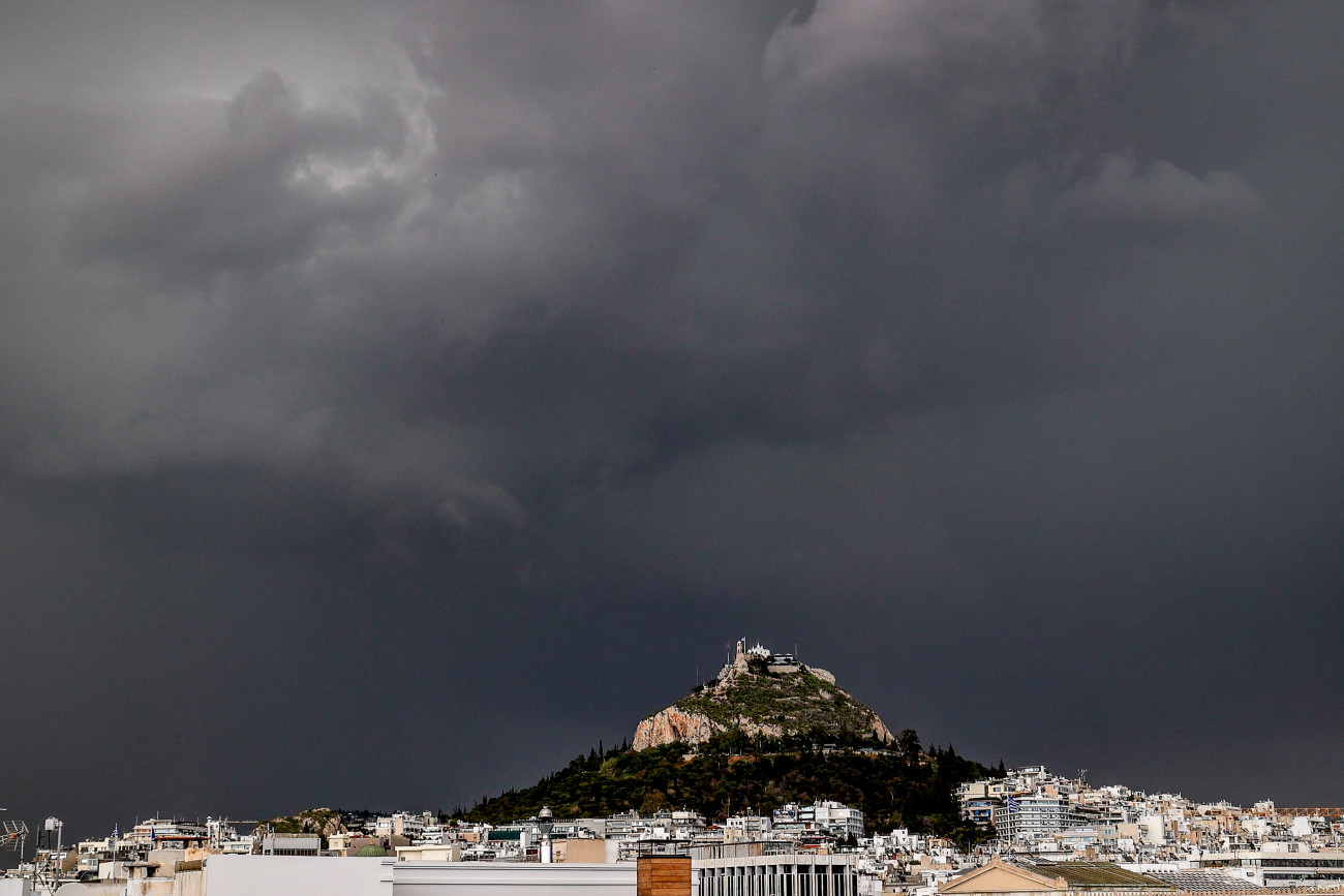 Καιρός: Εντονες βροχές πλήττουν την Αττική, κυκλοφοριακό χάος σε Κηφισό και Αττική Οδό
