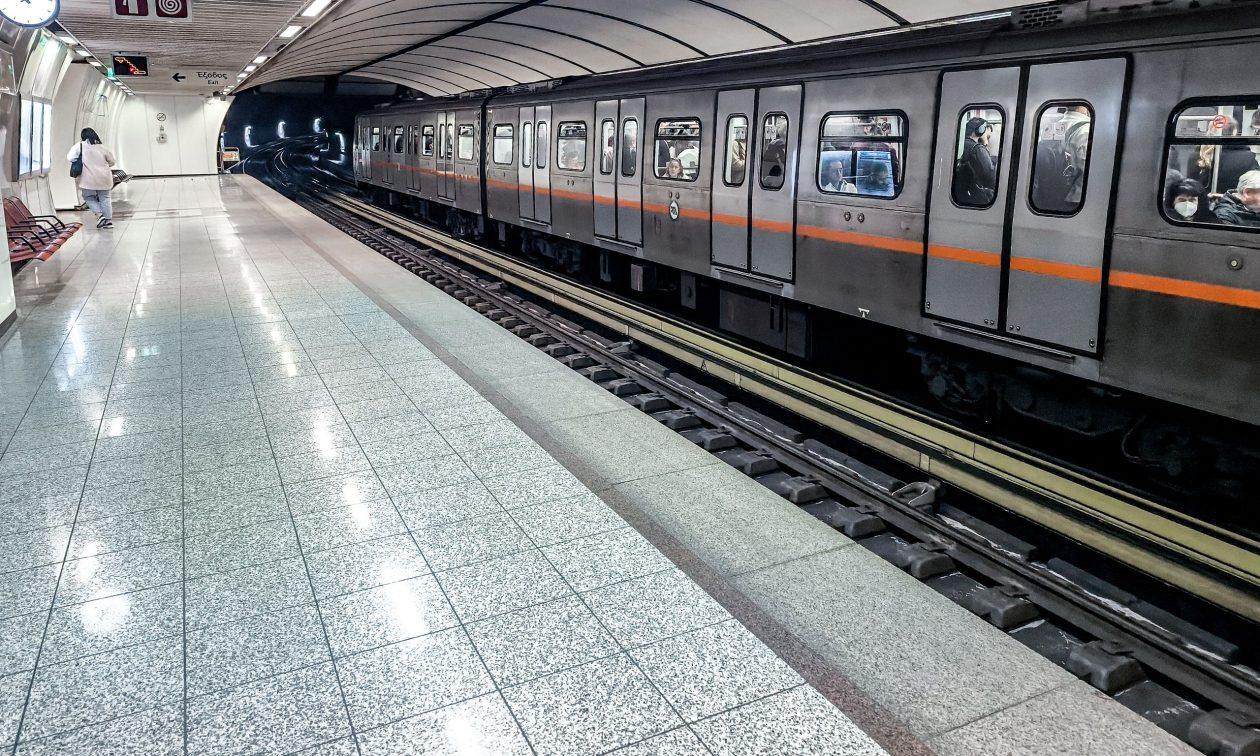 Απόπειρα αυτοκτονίας στο μετρό: Δεκάδες επιβάτες εγκλωβισμένοι σε συρμό – Βίντεο ντοκουμέντο