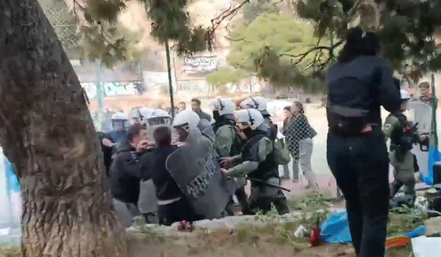 Ένταση στον Λόφο του Στρέφη: Καταγγελίες για χρήση κρότου λάμψης από τα ΜΑΤ κατά τη διάρκεια παιχνιδιού παιδιών