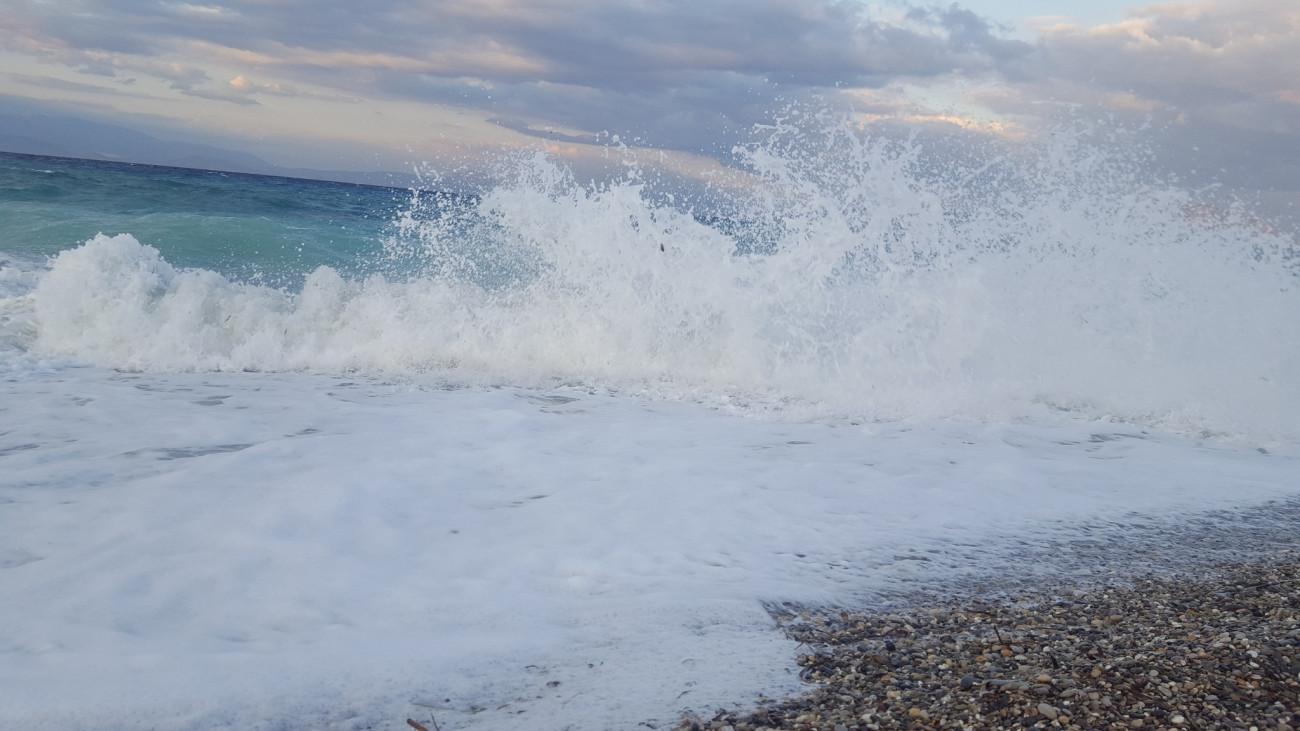 ΕΜΥ: Απαγορευτικός απόπλους σε πολλές θαλάσσιες περιοχές λόγω θυελλωδών ανέμων